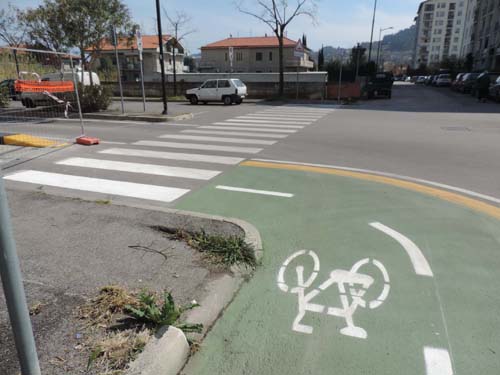 Foto strisce su incrocio via Moro