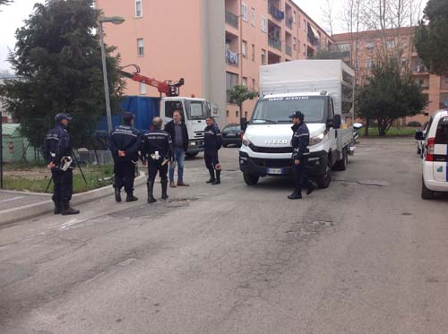 Via Rimini rimozione rifiutti