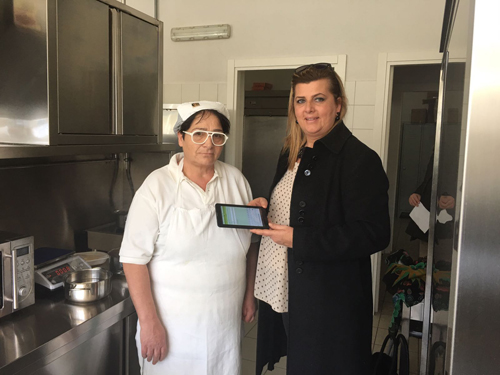 la vicesindaco Cameli con il nuovo tablet in dotazione alle cuoche