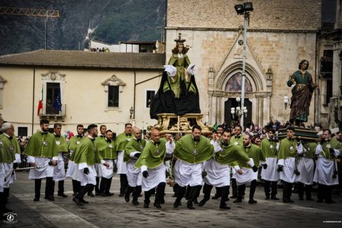 Sulmona, la Madonna che scappa in piazza - foto Angelo D'Aloisio
