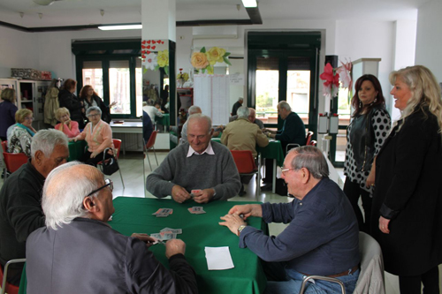 Ass. Allegrino con gli anziani del centro di via Nazionale Adriatica Nord