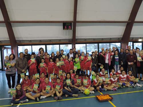 Foto di gruppo Lilt con squadre di Pallamano