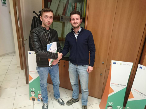 Nella foto il Presidente di Erga Omnes Pasquale Elia con il tirocinante Antonio D'Errico