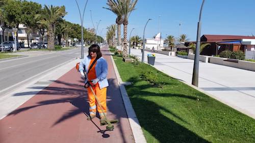 Pulizia riviera operai a lavoro
