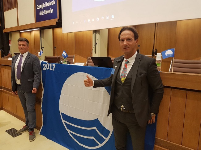 8 maggio 2017. Consegna della Bandiera Blu a Giulianova. A sinistra l'assessore Grimi, a destra il sindaco Mastromauro