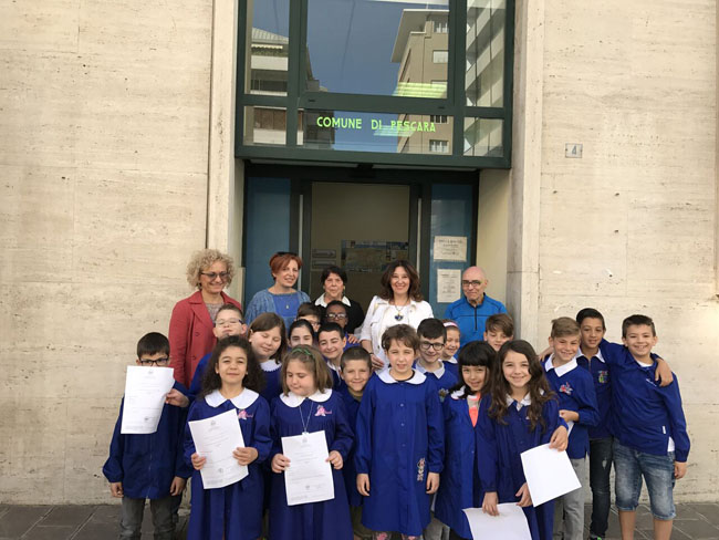 Bambini in visita agli uffici di Stato Civile e dal sindaco