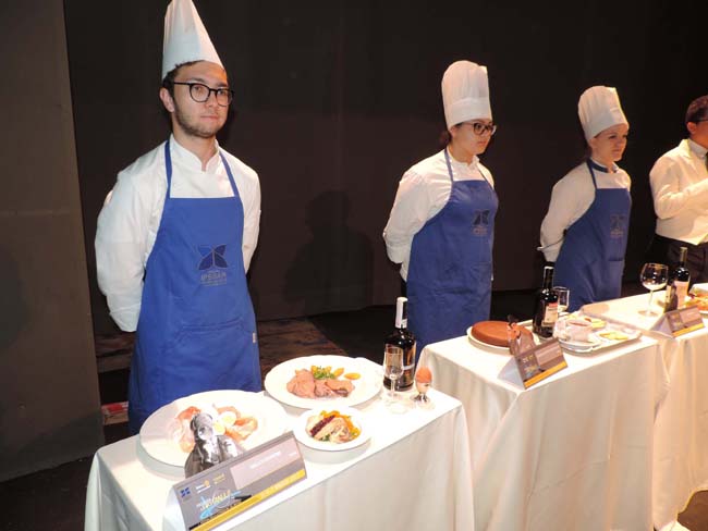 Foto studenti luci gialle