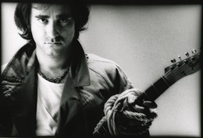 Ivan Graziani con chitarra_bn_orizzontale