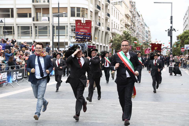 Raduno dei bersaglieri a Pescara, le foto della sfilata