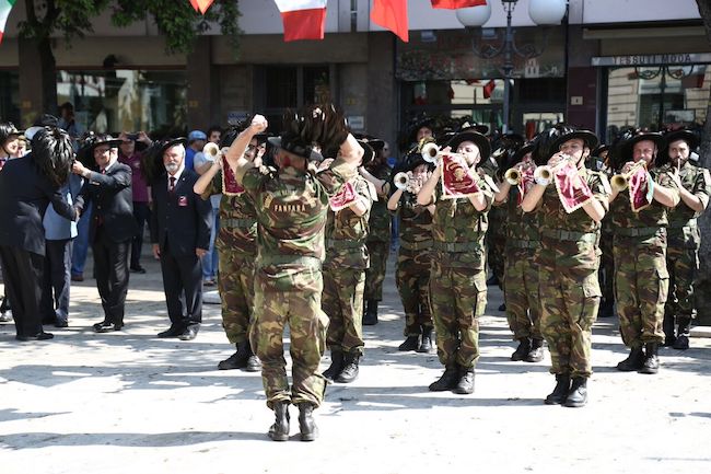 bersaglieri-in-piazza-garibaldi-per-gli-onori-al-momumento-ai-caduti