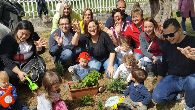 orto giocoso con mamma e papà
