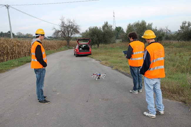 studenti CAT esercitazione droni