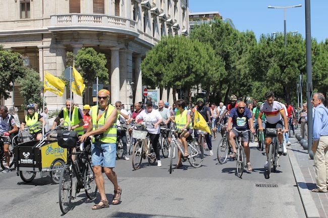 Il corteo imbocca via Nicola Fabrizi