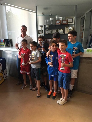 Mauro Colangelo con i tennisti premiati