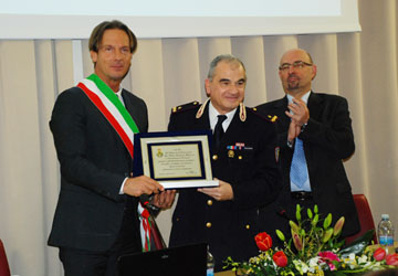 il sindaco Mastromauro e a destra il responsabile nazionale delle Specialità della Polizia di Stato prefetto Roberto Sgalla