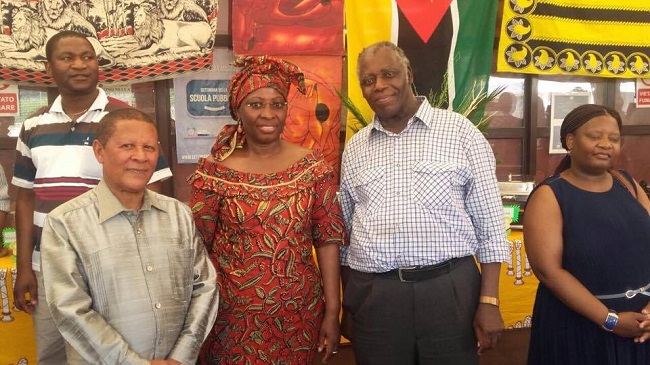 Mukuna con l'ambasciatore del Sudafrica e con l'ambascatrice del Mozambico