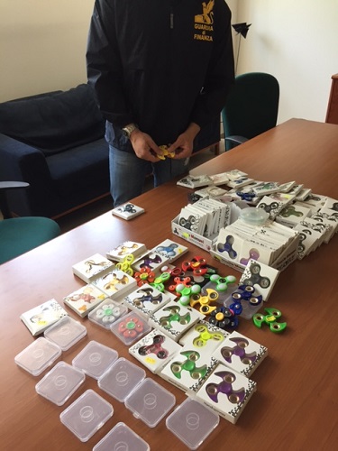 Pescara, sequestrati 2500 giocattoli Fidget Spinner contraffatti