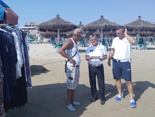 controlli in spiaggia per il commercio a Pescara