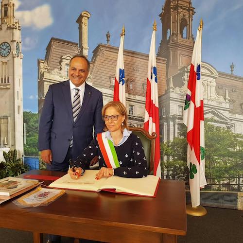la sottoscrizione dell’albo d’oro dei visitatori della Città di Montreal