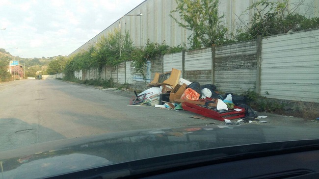 rifiuti via Feltrino a Pescara