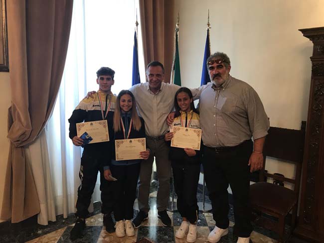 Campioni di pattinaggio a rotelle ricevuti dal sindaco e da scurti