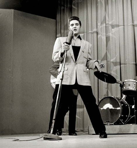 Elvis 1 1956 mentre canta Hound Dog