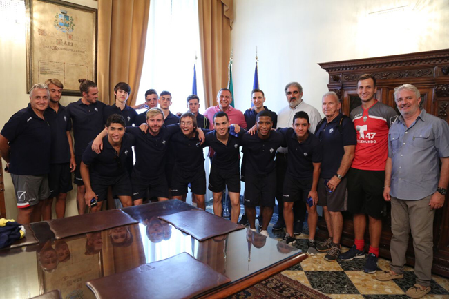 Giovani calciatori USA in visita a Palazzo di Città