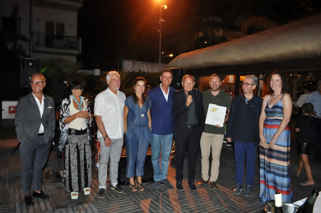 La giuria con i primi classificati