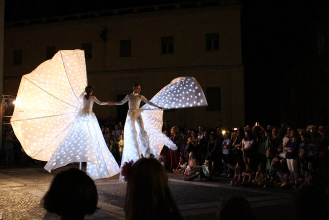 Macondo-Dama-Bianca-Corona