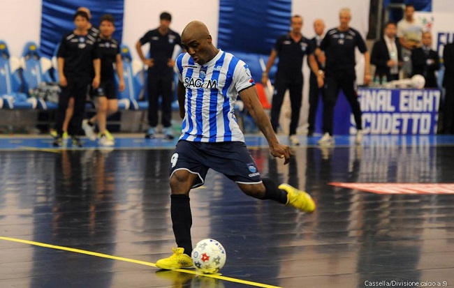 Rogerio calcia il rigore