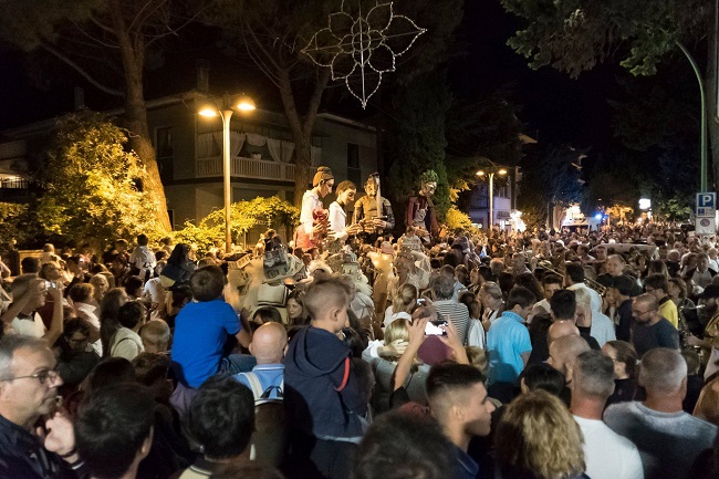 La parata della marionette giganti il 24 agosto 2017 a Roseto