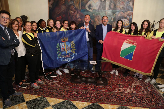 Consegnate le bandiere della città e della Regione a squadra femminile di rugby del Marconi