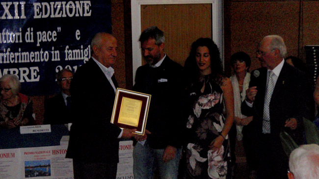 Foto premiazione pittore Cesare Giuliani