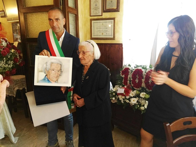 il Sindaco di Vicoli Domenico Vespa con la centenaria Sofia Perrotti e la nipote Fiorenza