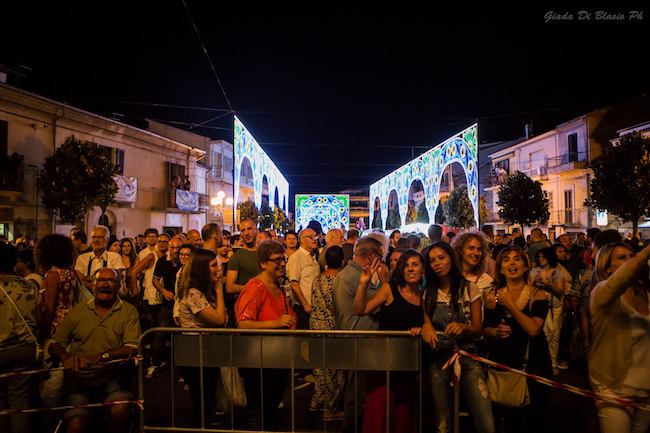 Alexia tra i ricordi dell’estate a Cepagatti: le foto del concerto