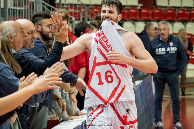 Teramo Basket 1960 esultanza