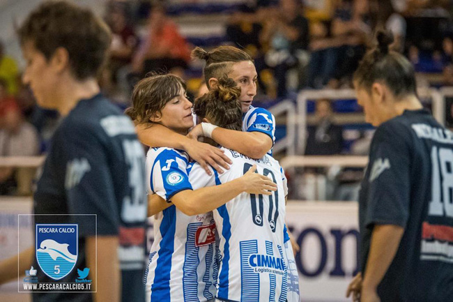 abbraccio gol Pescara Femminile