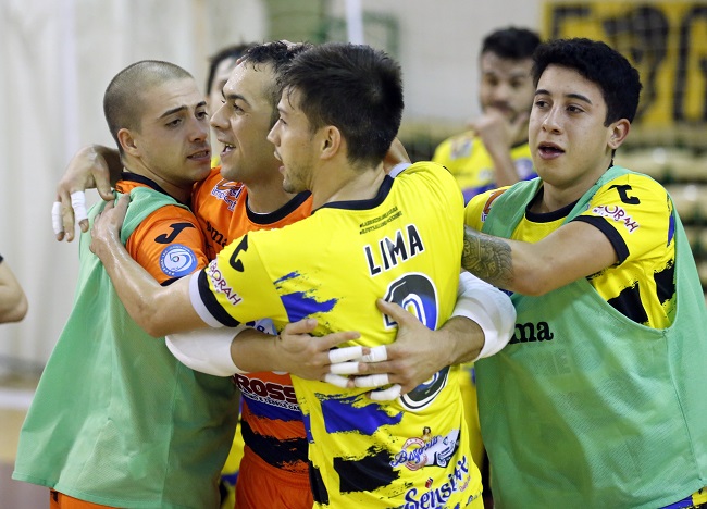 Mammarella festeggiato dopo il rigore neutralizzato