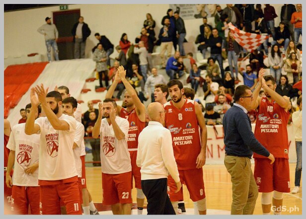 Amatori saluta pubblico