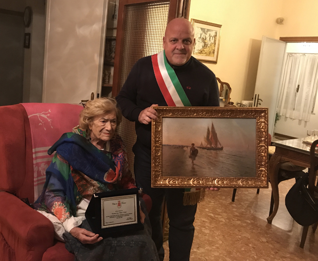 Il Sindaco con l'opera di Pasquale Celommi e con la presidente dell'ANFFMI