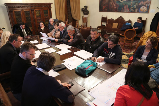 conferenza parcheggi per disabili davanti a Palazzo di Città
