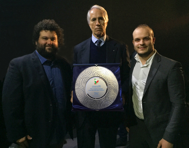 consegna una targa a Giovanni Malagò