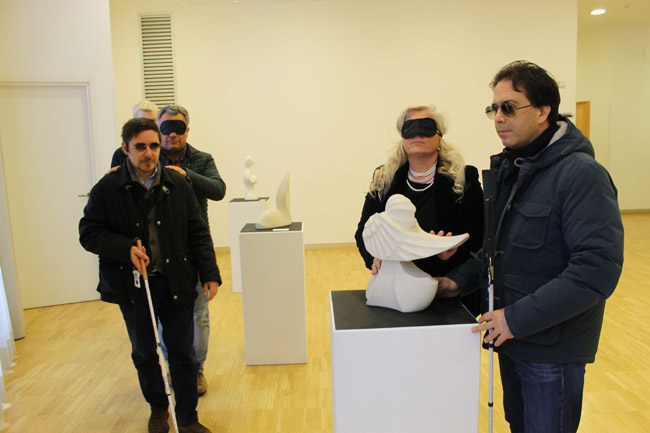 Filippo Tenaglia e Francesco Ciardone (Uic) guide nei percorsi al buio. Al centro l'assessore Allegrino