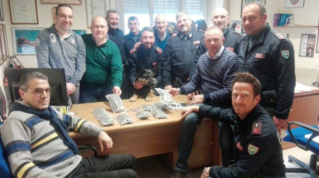 Il cane Ketty con i poliziotti della Questura e del Reparto Prevenzione Crimine