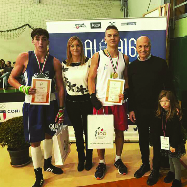 Luca Iovoli indossa la canottiera tricolore alla presenza del Presidente del Comitato Regionale FPI Mariangela Verna