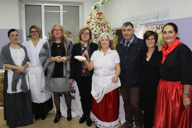 Nella foto da sx Piccinni, Rapattoni, Orazio Di Stefano e Di Lullo insieme ad alcune mamme in costume