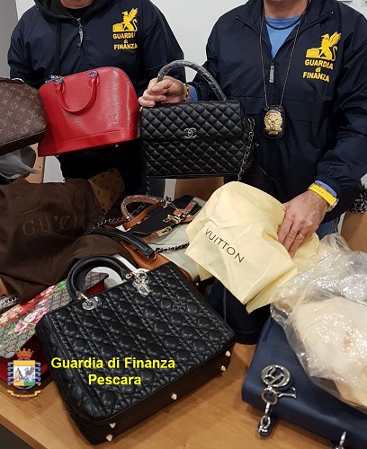 GdF Pescara, scoperto un deposito di griffes contraffatte