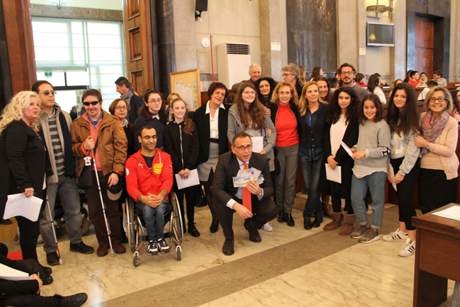 Solidarietà fa sport, un momento della manifestazione con la consegna delle cartoline al sindaco