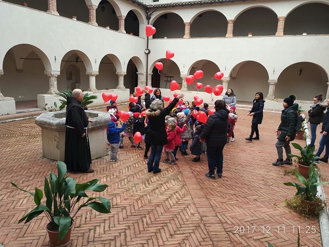 Teramo, i bambini della De Albentiis alla mensa dei poveri