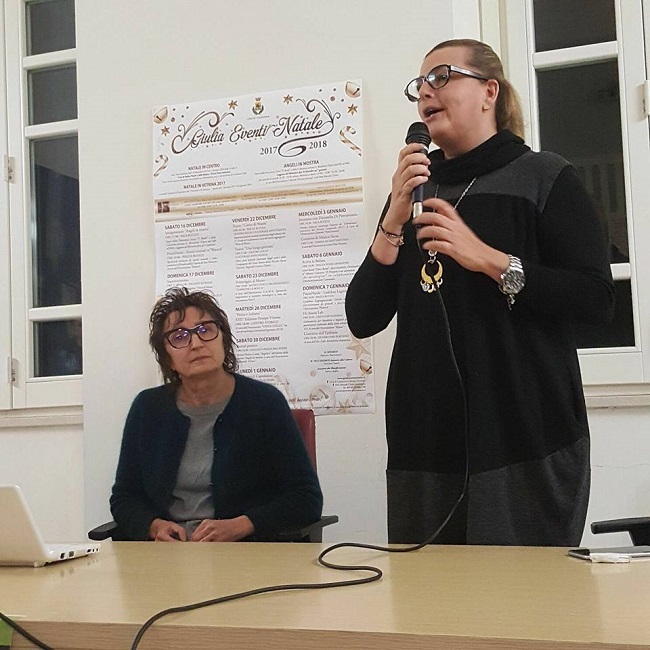 la scrittrice Di Pietrantonio e la vicesindaca Nausicaa Cameli in Sala Buozzi